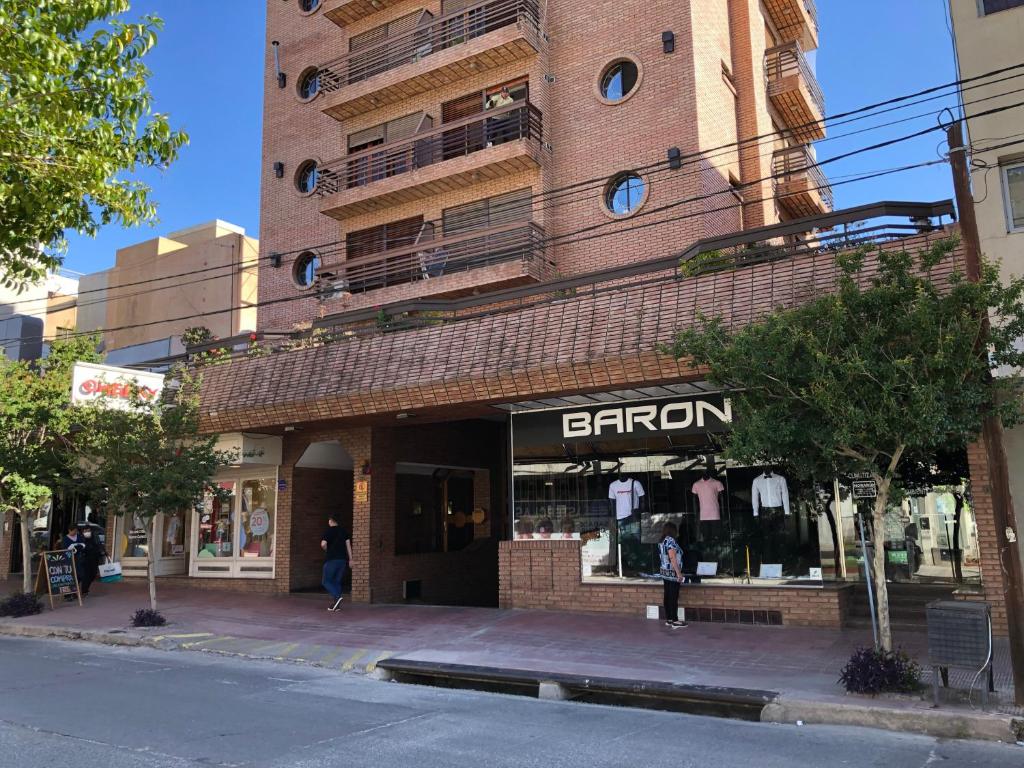una tienda al lado de un edificio con ventana en Departamento de un dormitorio en pleno centro de Carlos Paz en Villa Carlos Paz