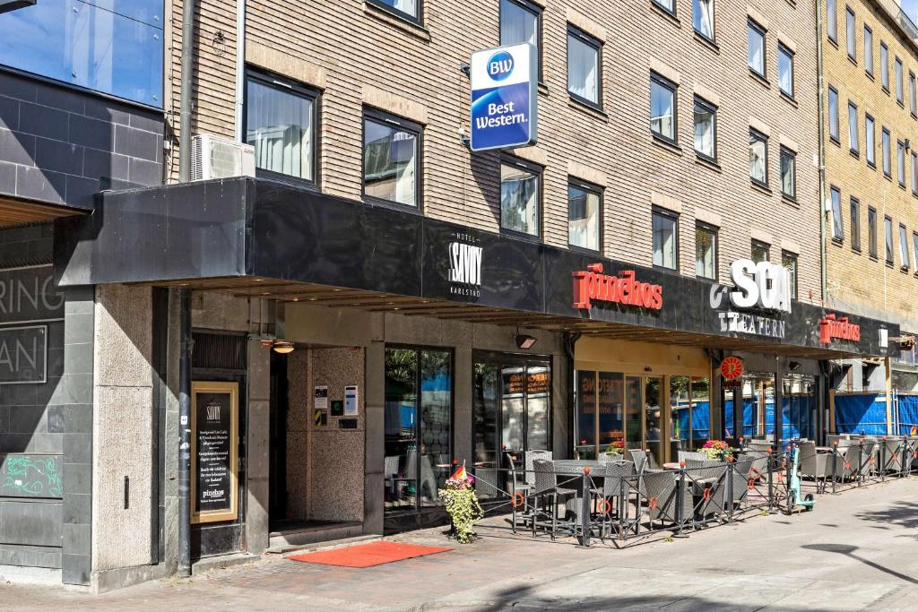 a building on the corner of a city street at Best Western Hotel Savoy in Karlstad