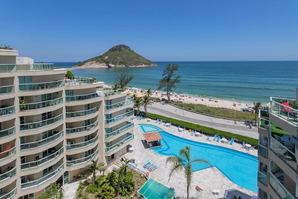 Blick auf den Strand vom Balkon eines Resorts in der Unterkunft Meu Resort no Recreio - RJ in Rio de Janeiro