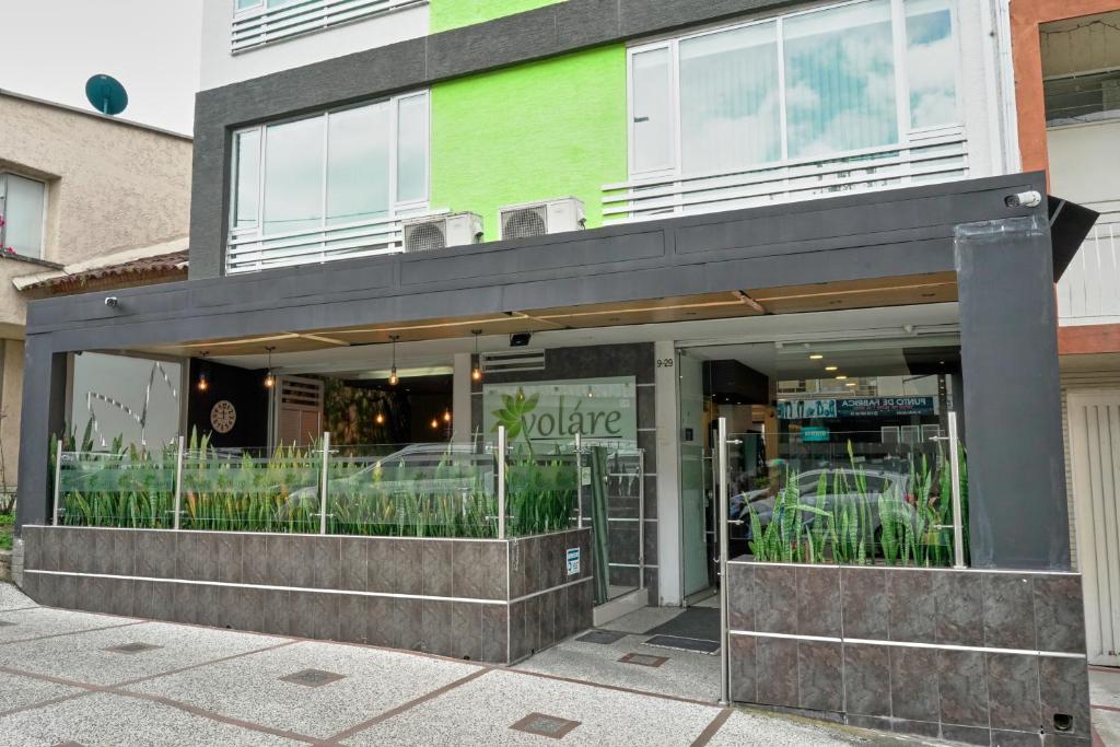 una tienda frente a un edificio con plantas en él en Hotel Volare, en Armenia