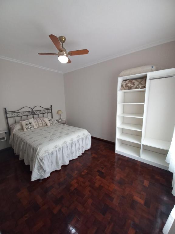 - une chambre avec un lit et un ventilateur de plafond dans l'établissement Departamento Alicia 3 y 68 opcional cochera, à La Plata