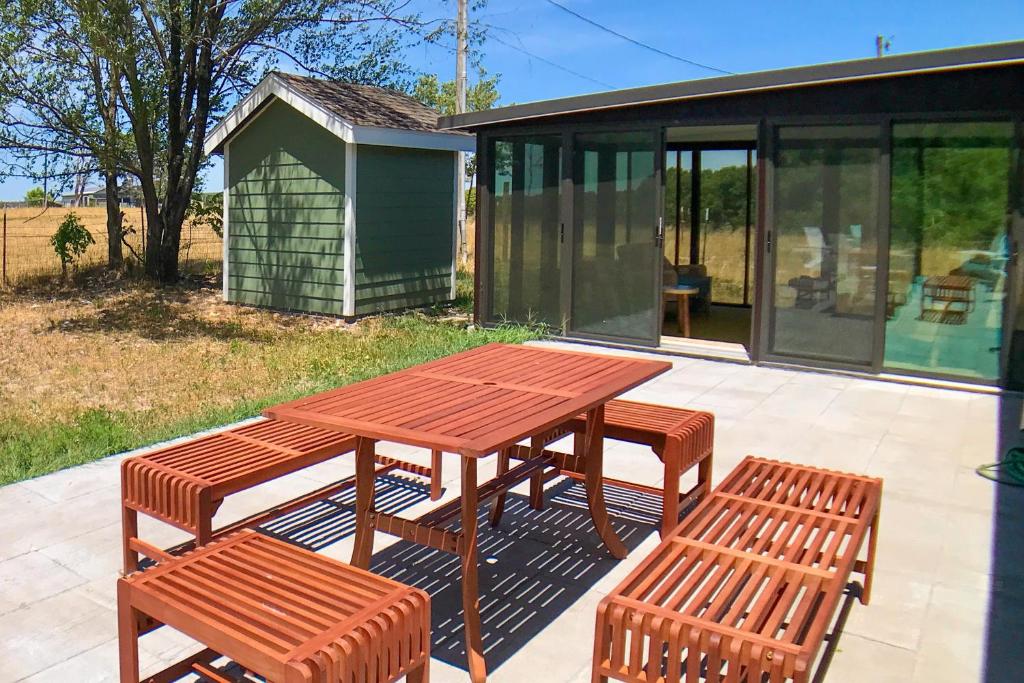 stół piknikowy i 2 ławki na patio w obiekcie Dream Catcher w mieście Eureka Springs