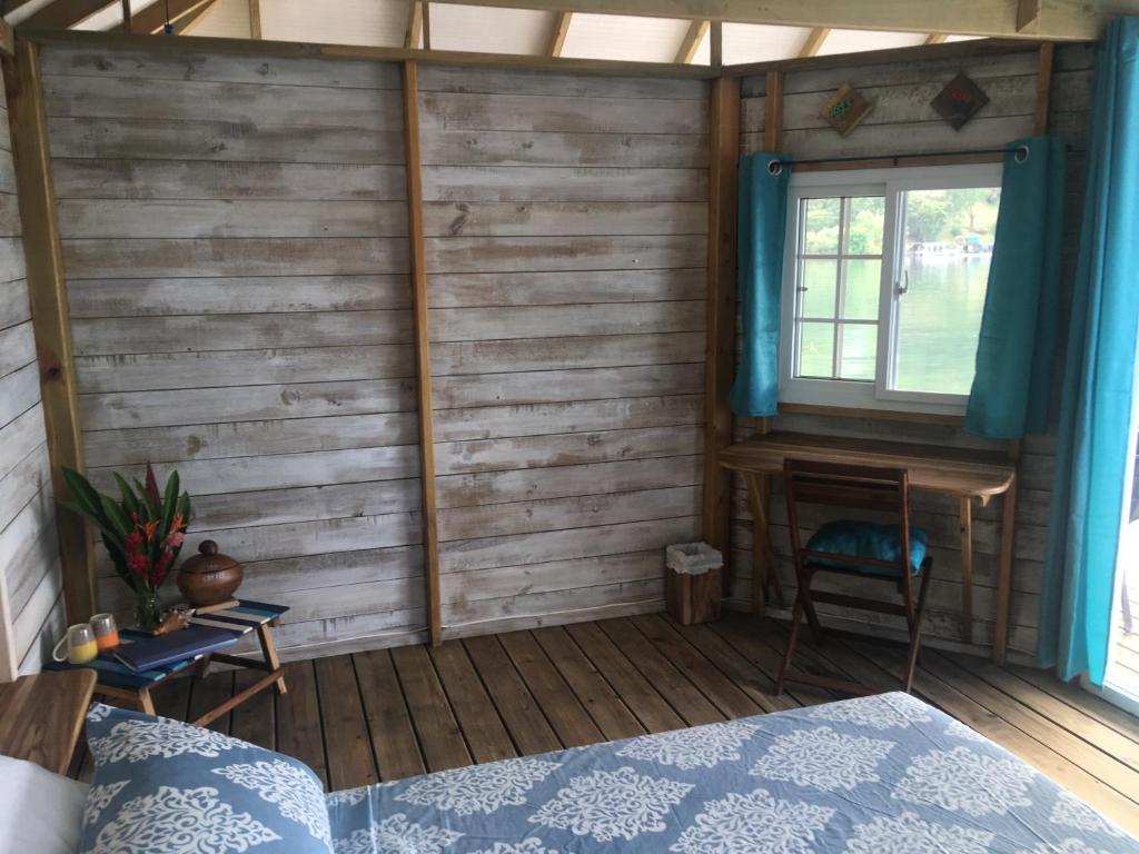Postel nebo postele na pokoji v ubytování El Toucan Loco Floating Lodges