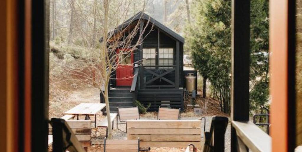 uma vista para um gazebo com cadeiras e uma mesa em AutoCamp Catskills em Saugerties