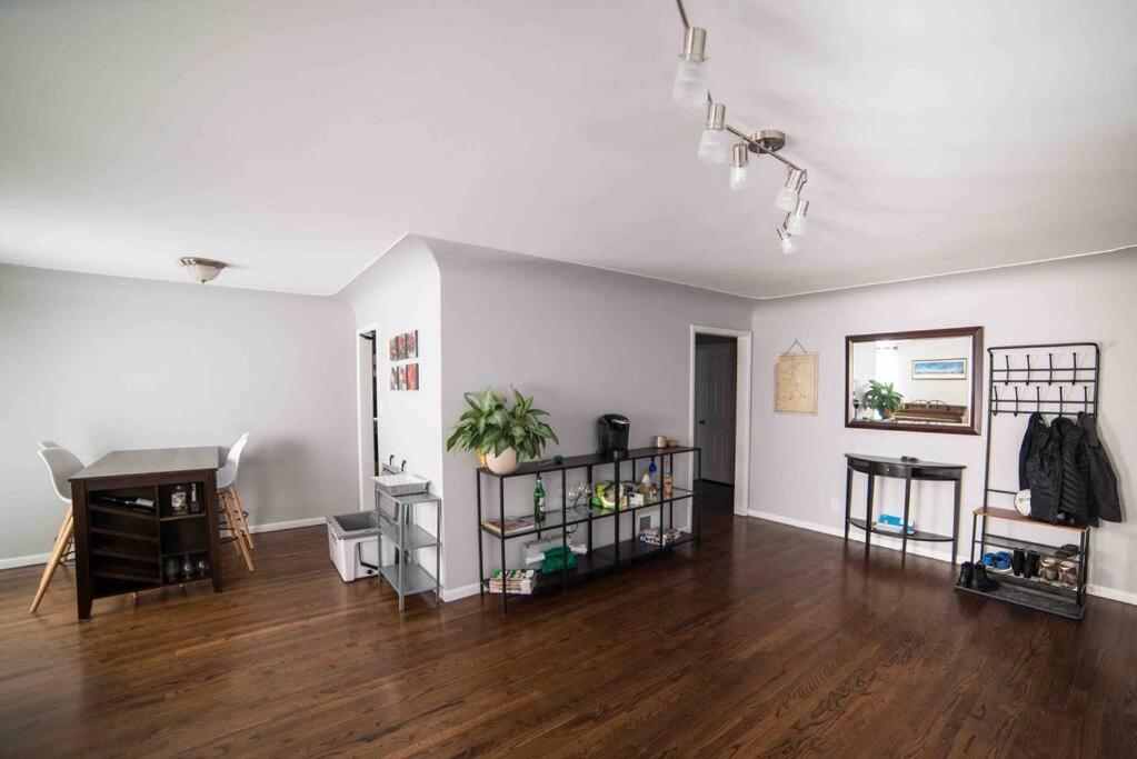 ein Wohnzimmer mit einem Klavier und Holzboden in der Unterkunft Modern Home Near Downtown in Denver