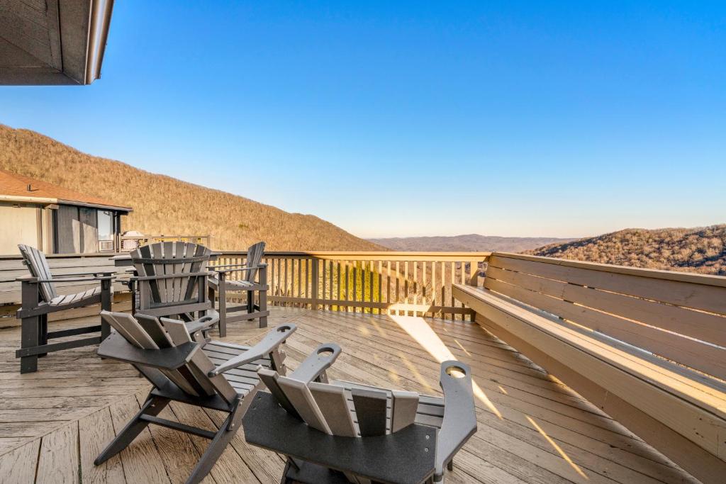 eine Terrasse mit Stühlen und Blick auf die Wüste in der Unterkunft Devil's Lookout in Seven Devils