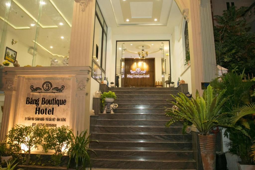 un hall avec des escaliers et des plantes devant l'hôtel dans l'établissement BĂNG BOUTIQUE HOTEL, à Thu Dau Mot