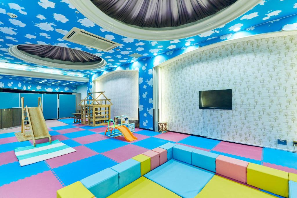 une pièce avec des sols et un plafond colorés dans l'établissement KAMENOI HOTEL Kitsuregawa, à Sakura 66 autres photos