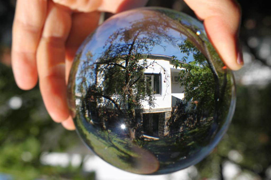Szuha的住宿－Almás Tanya Vendégház，玻璃球中建筑物的反射