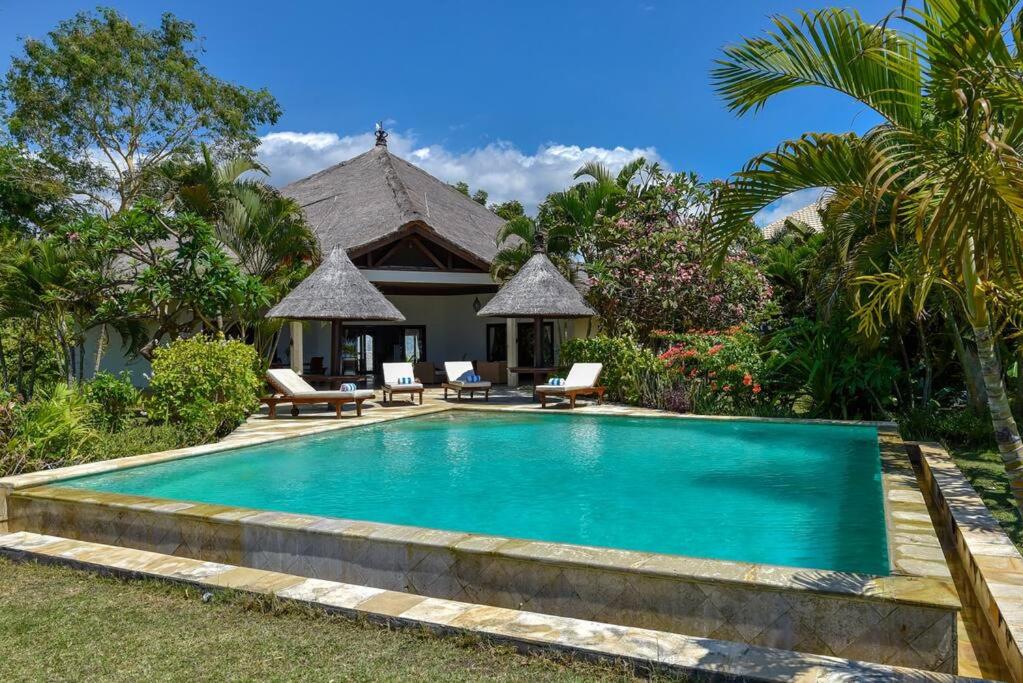 uma piscina em frente a uma villa em Villa Lumba-Lumba1 em Umeanyar