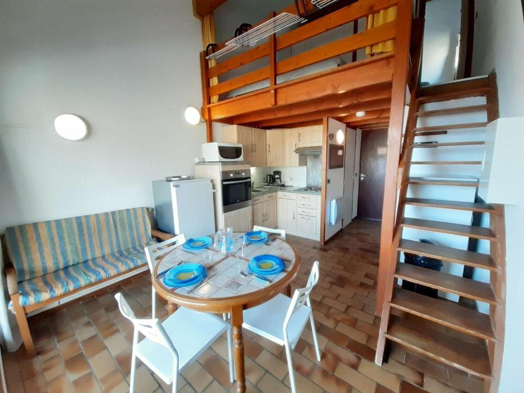 a kitchen and a dining room with a table and chairs at Appartement T2 pour 6 avec balcon et équipements complets, proche navette à Piau-Engaly - FR-1-457-314 in Aragnouet