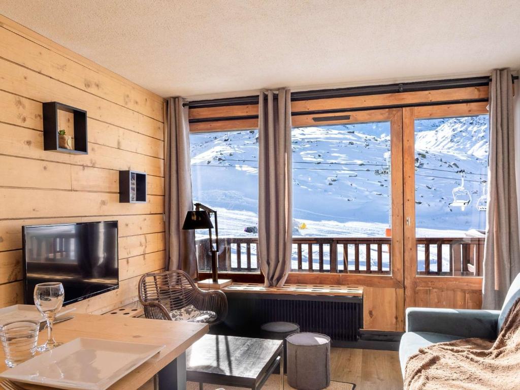 un salon avec un canapé et une grande fenêtre dans l'établissement Bel appartement rénové 4 pers, cuisine équipée, proche commerces - FR-1-637-56, à Val Thorens