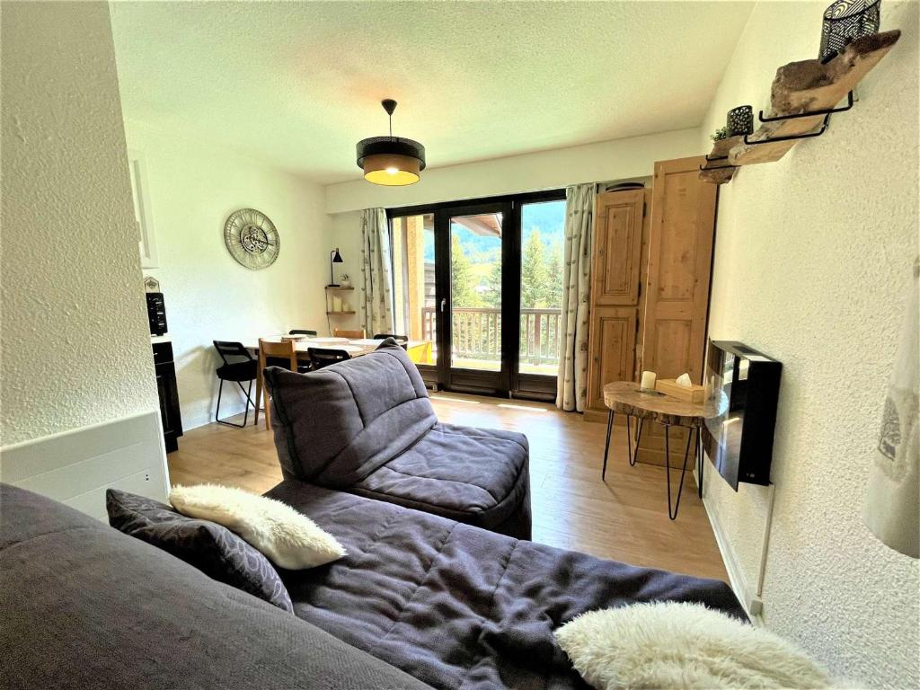 salon z kanapą i krzesłem w obiekcie Studio pratique avec coin montagne à La Salle-les-Alpes, parking privatif - FR-1-330F-208 w mieście La Salle-les-Alpes