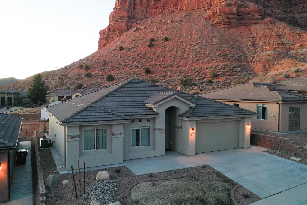 a house with a mountain in the background at Hollywood Hangout - New West Properties in Kanab