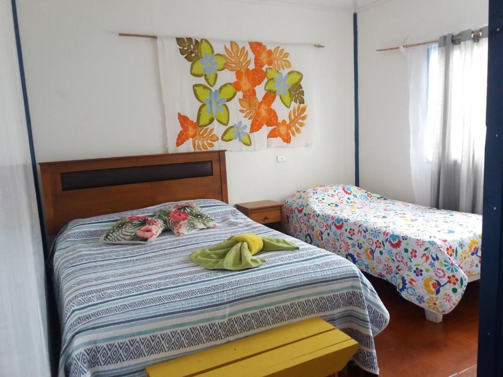 Giường trong phòng chung tại Cabañas y Hostal Vai Hinaaro