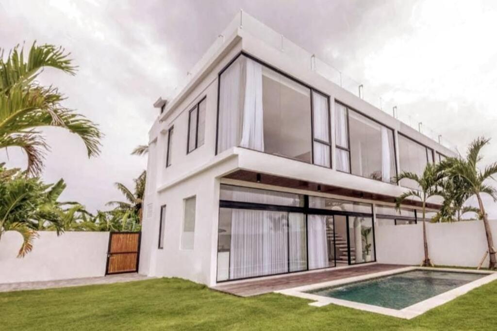Villa Luna Kedungu: Modern 2-BR w/ pool & rooftop
