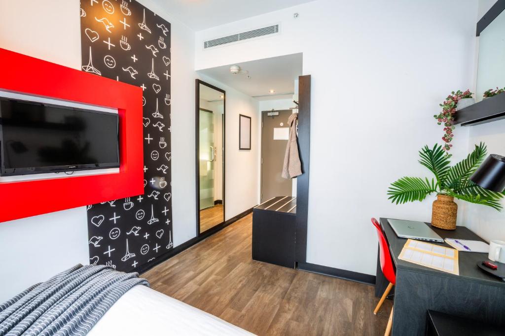 TV a/nebo společenská místnost v ubytování Essence Hotel Carlton