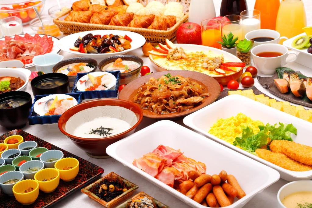 Hotel JAL City Aomori في أوموري: طاولة مليئة بالكثير من الأنواع المختلفة من الطعام