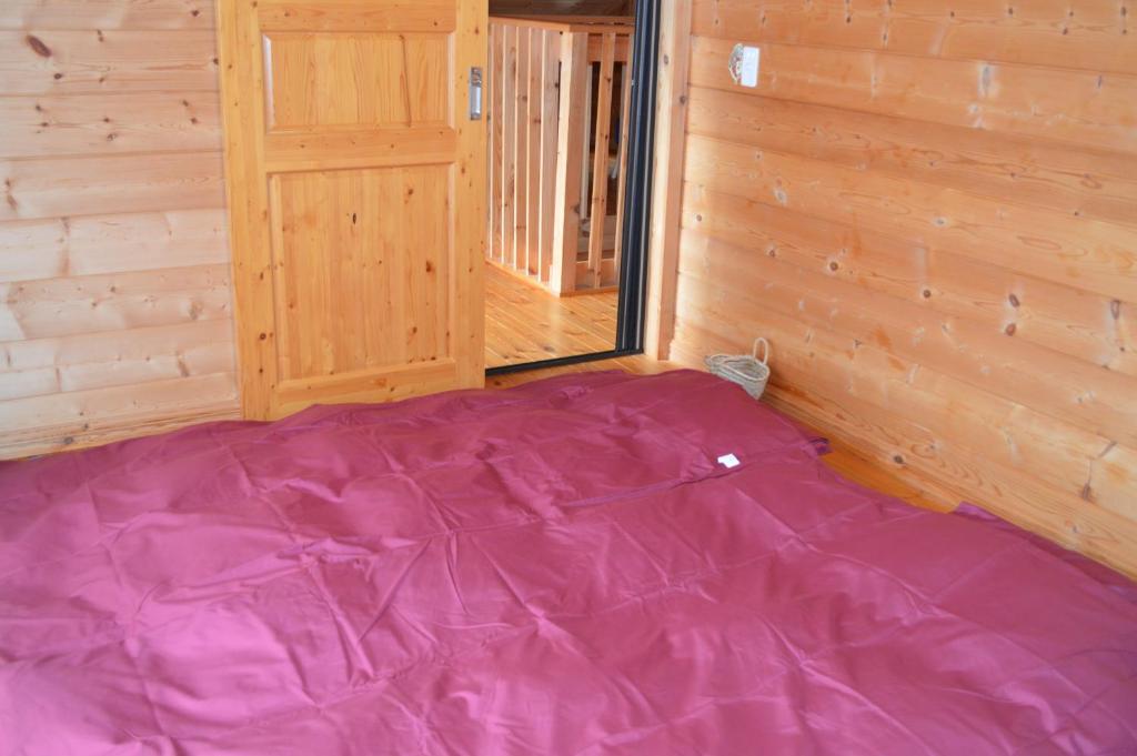 Postel nebo postele na pokoji v ubytování AB1 Log House 愛知県