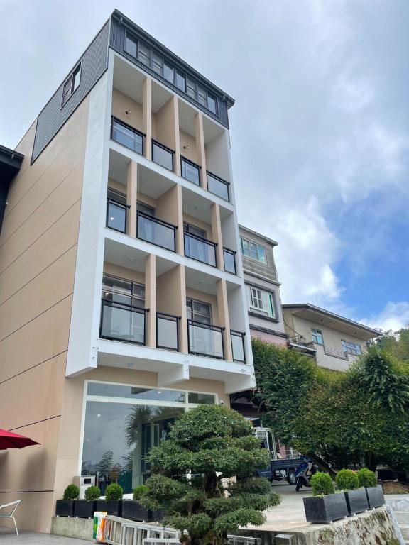 a building with balconies on the side of it at 畔山民宿 in Zhonghe