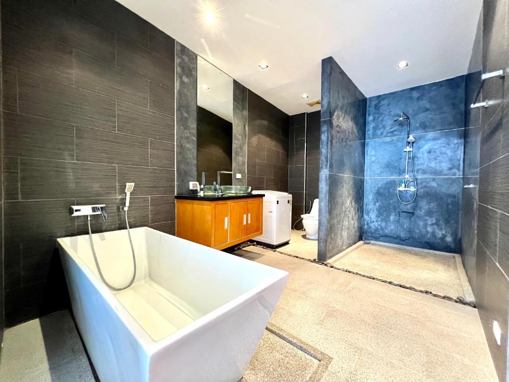 Icon park phuket condo - Estudio Con Baño De Spa