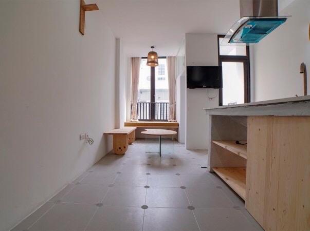 Habitación con cocina con mesa y ventana. en the second home of yours, en Hanói