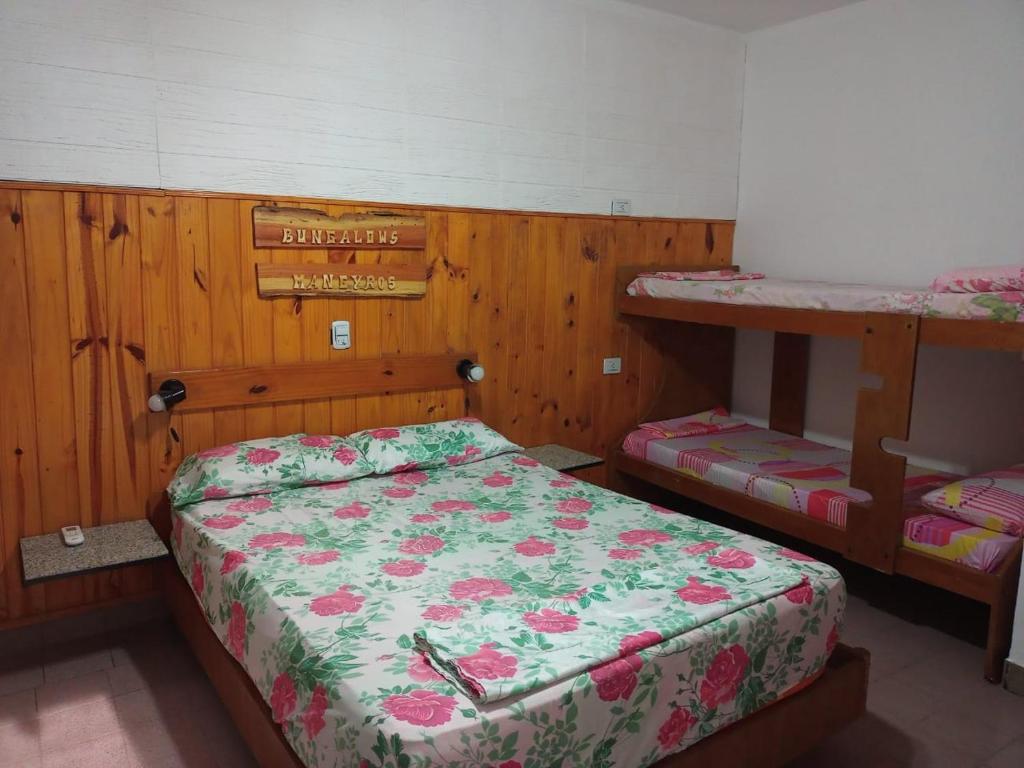 een slaapkamer met 2 stapelbedden in een kamer bij Bungalows Maneyros in Gualeguaychú
