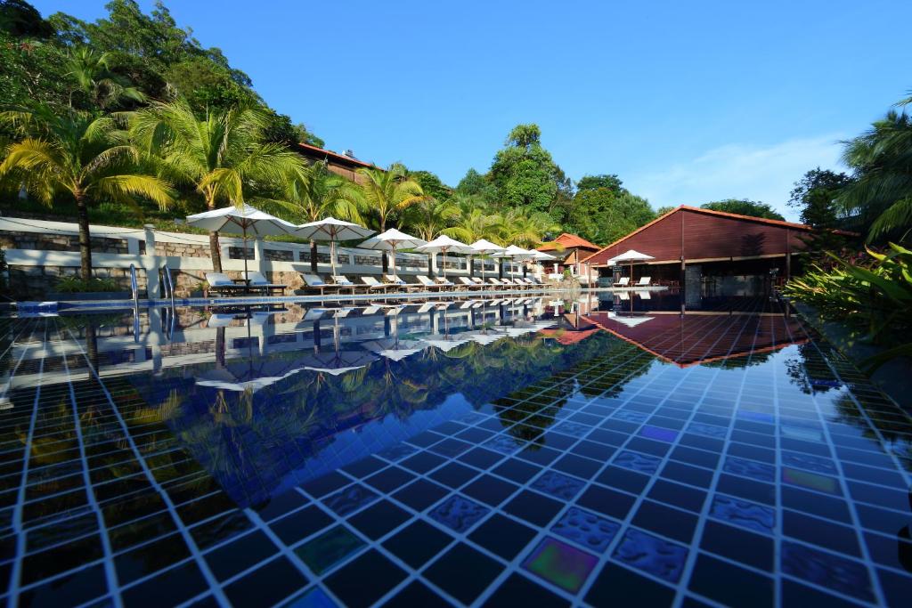 een zwembad met parasols en een resort bij Sea Sense Resort in Phu Quoc