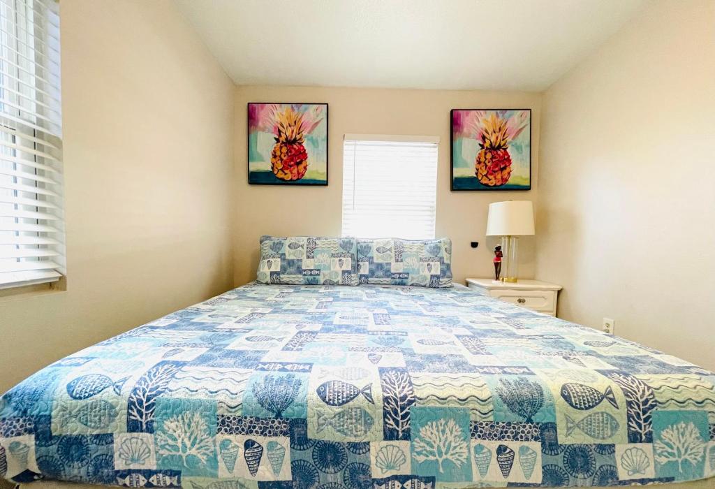 - une chambre avec un lit et deux photos sur le mur dans l'établissement 4 miles to Siesta Key Beach #1 in America, à Sarasota