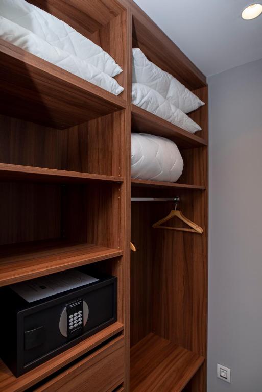 Postel nebo postele na pokoji v ubytování H41 Luxury Suites