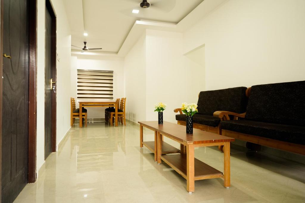 sala de estar con sofá y mesa de centro en Heaven Stay, en Port Blair