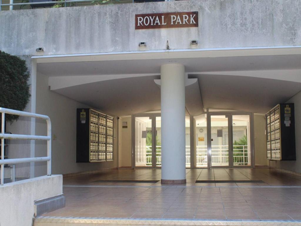 un bâtiment avec l'entrée du parc royal dans l'établissement Appartement 3 pièces avec piscine, proche plage et commerces - Villeneuve-Loubet, idéal pour 4 personnes - FR-1-252A-40, à Villeneuve-Loubet
