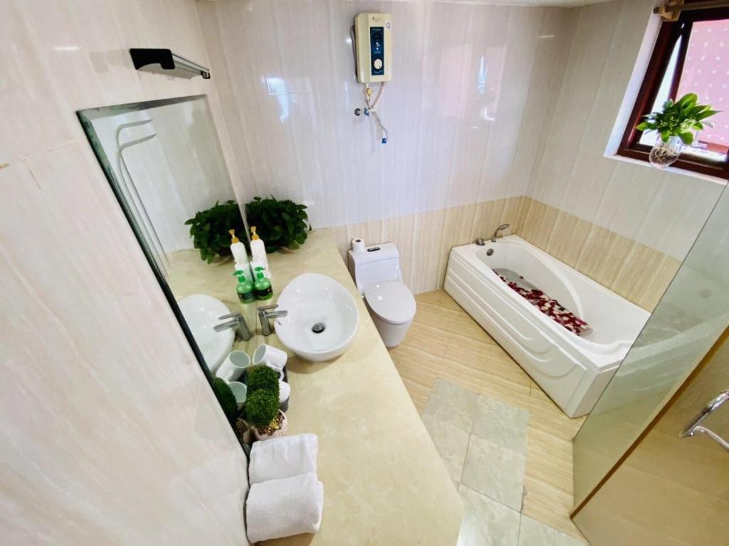 łazienka z toaletą, umywalką i wanną w obiekcie Anna Luxury Apartment w mieście Vung Tau
