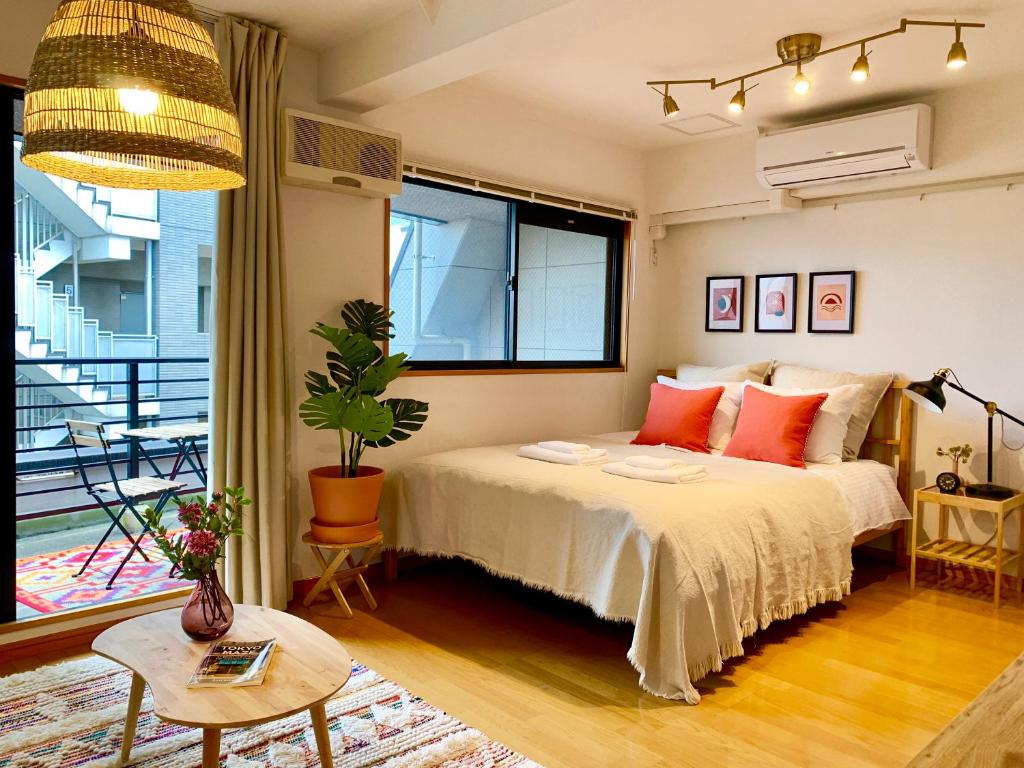 een slaapkamer met een bed en een groot raam bij Al Di La 四谷 in Tokyo