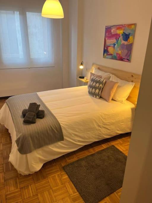 um quarto com uma cama com duas toalhas em Acogedor y soleado apartamento recién amueblado en Gijón em Gijón