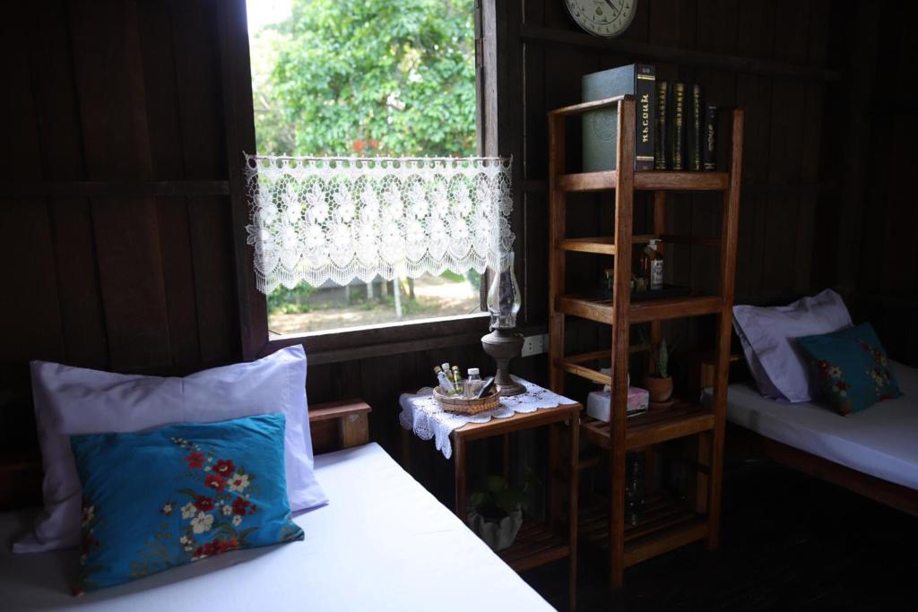 Postel nebo postele na pokoji v ubytování Baan Chi Homestay