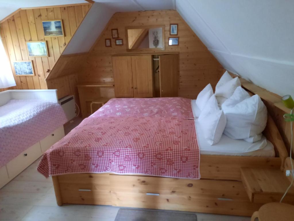 Dormitorio pequeño con cama en el ático en Waldhaus St. Egidien, en Kurort Altenberg
