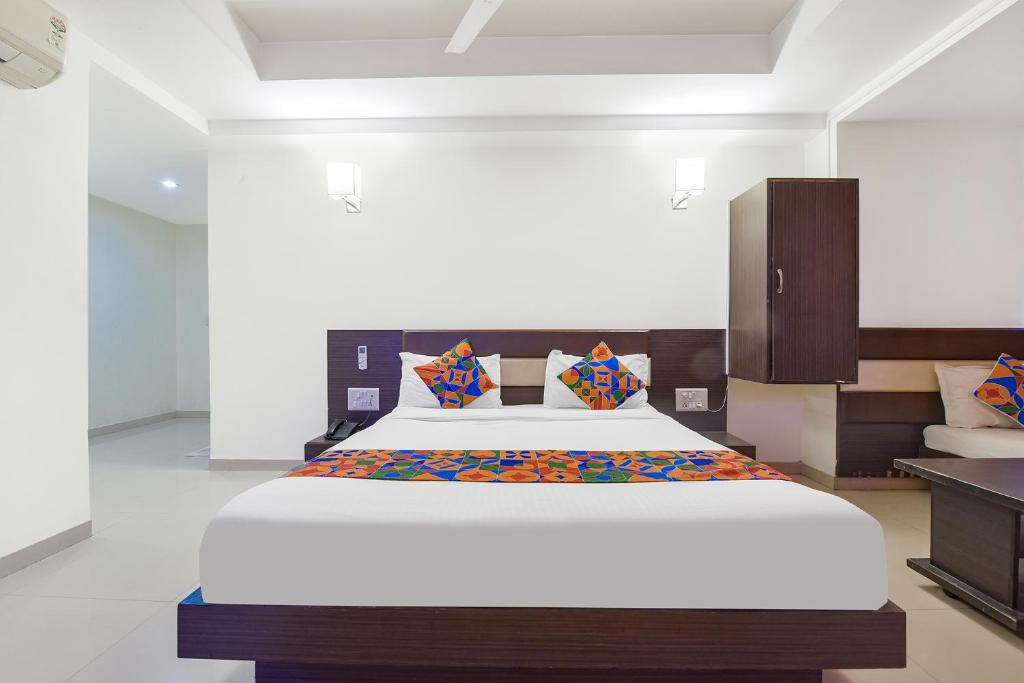 Postel nebo postele na pokoji v ubytování FabHotel Skyland