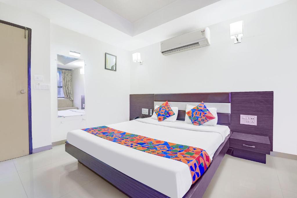 Postel nebo postele na pokoji v ubytování FabHotel Skyland
