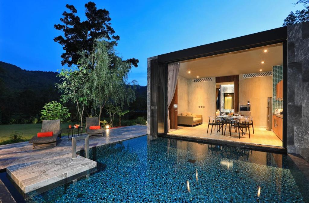 una villa con piscina y una casa en Seclusion in the mountains, villa near Kamala beach, en Kamala Beach