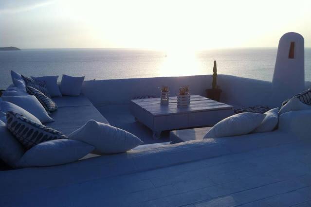 サンアントニオにあるVILLA OVERLOOKING THE SEA+wifi+8p.のパティオ(枕、テーブル付)