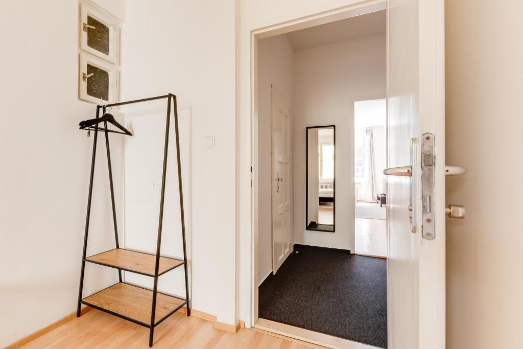 Pokój z lustrem i krzesłem w obiekcie Riben House Prague w Pradze