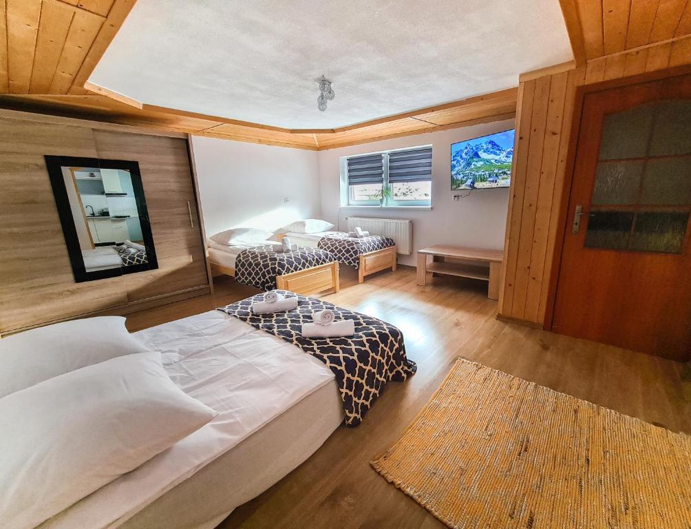 een slaapkamer met 2 bedden in een kamer bij Apartament Za Potokiem in Groń