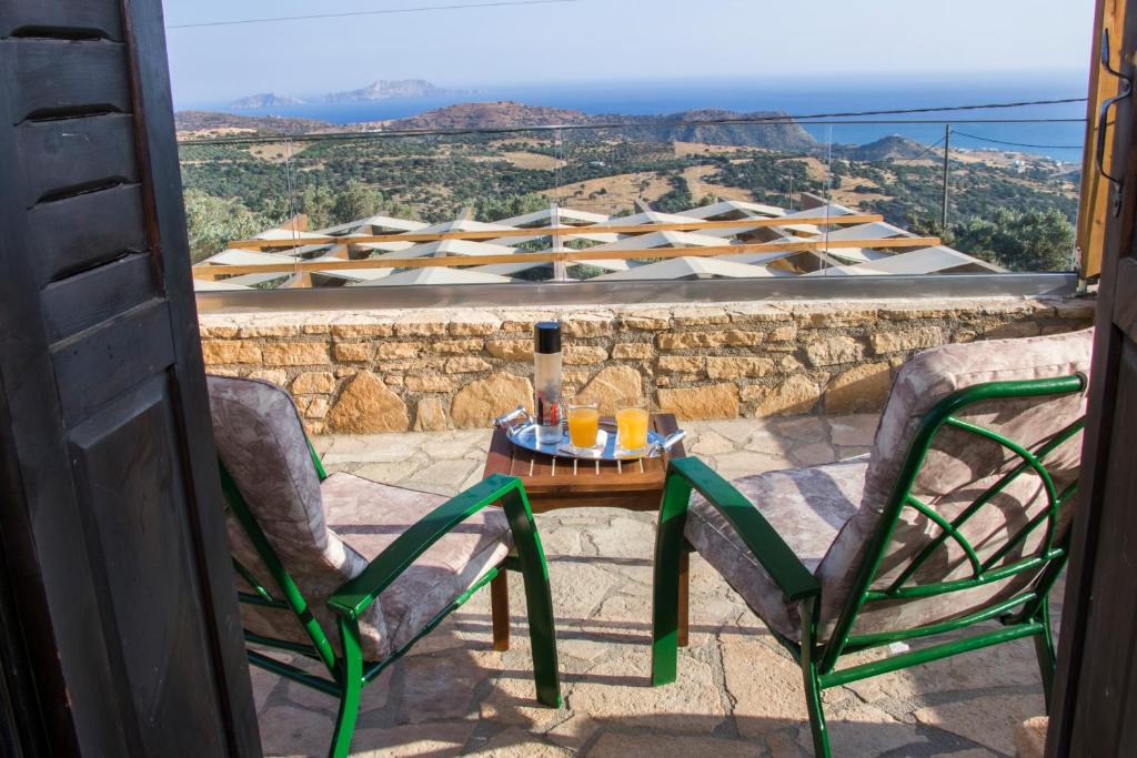 una mesa y sillas en un balcón con vistas en Villa Argyro Triopetra, en Triopetra