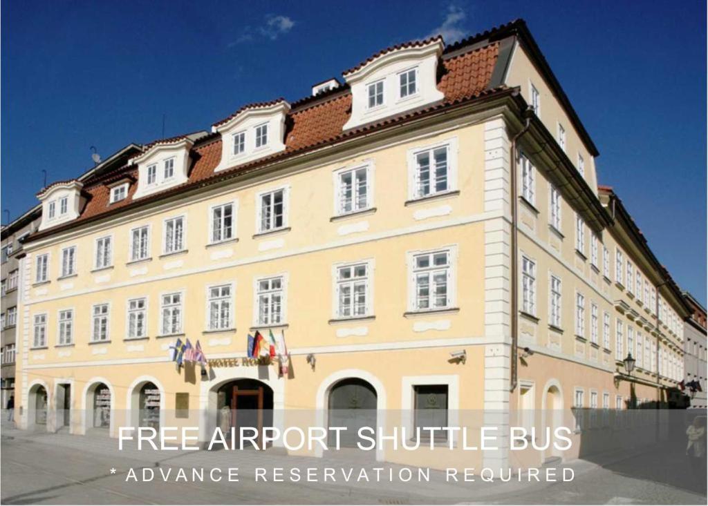 un grande edificio con le parole "navetta aeroportuale gratuita richiesta prenotazione per l'utilizzo di apparecchi" di Hotel Roma Prague a Praga