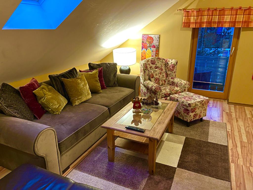 uma sala de estar com um sofá e uma mesa de centro em Maier Chalet em Bayerisch Eisenstein