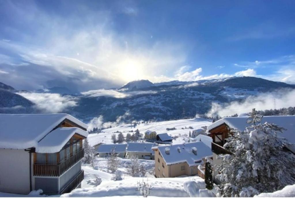 un lodge de ski dans la neige sur une montagne dans l'établissement Just 10min from Lenzerheide - Apartment in Vazerol, à Brienz