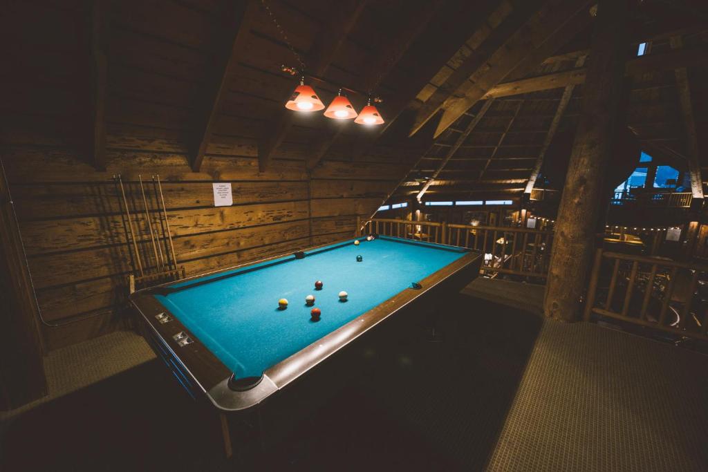 Biliár nebo kulečník v ubytování Teton Teepee Lodge