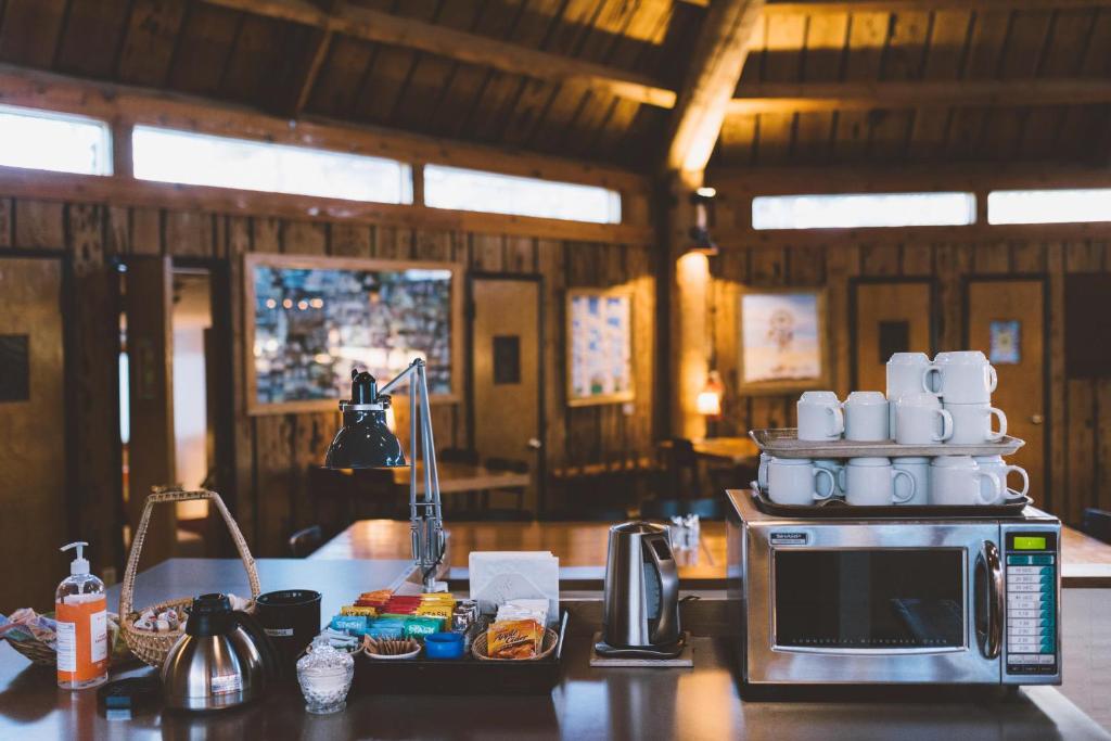 Příslušenství pro přípravu čaje a kávy v ubytování Teton Teepee Lodge