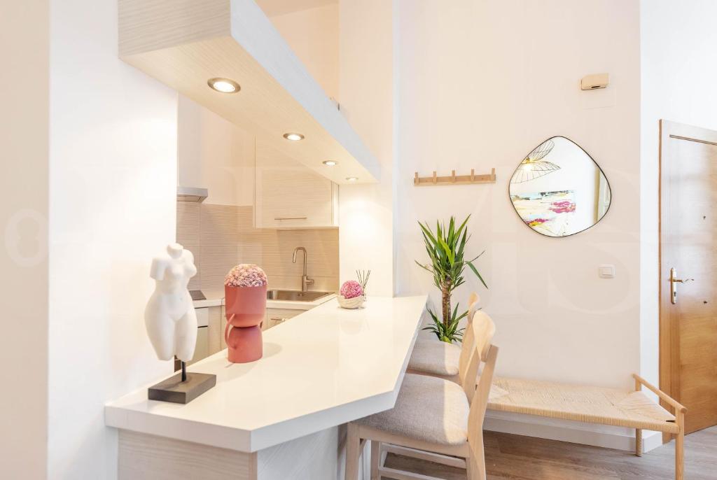 Zdjęcie z galerii obiektu Artistic apartment in the heart of Málaga by REMS w Maladze